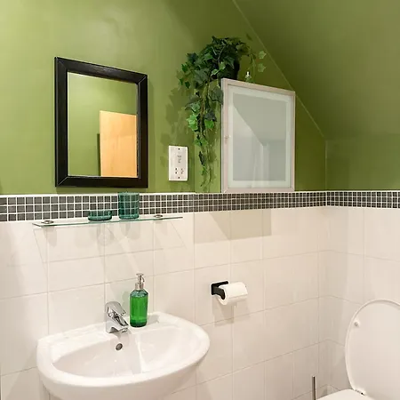 Duplex 2 Bedroom Located Right By Lbu & Headingley & Ycc Arena- Ideal For Relocators- Families -professionals شقة *