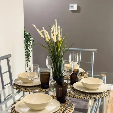 Duplex 2 Bedroom Located Right By Lbu & Headingley & Ycc Arena- Ideal For Relocators- Families -professionals ليدز