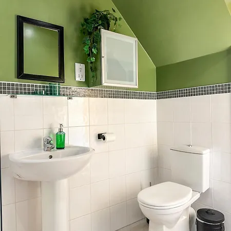Duplex 2 Bedroom Located Right By Lbu & Headingley & Ycc Arena- Ideal For Relocators- Families -professionals شقة ليدز