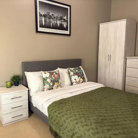 شقة Duplex 2 Bedroom Located Right By Lbu & Headingley & Ycc Arena- Ideal For Relocators- Families -professionals ليدز