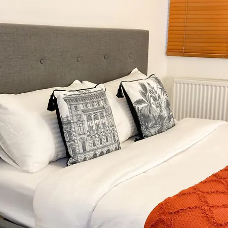 Duplex 2 Bedroom Located Right By Lbu & Headingley & Ycc Arena- Ideal For Relocators- Families -professionals * ليدز