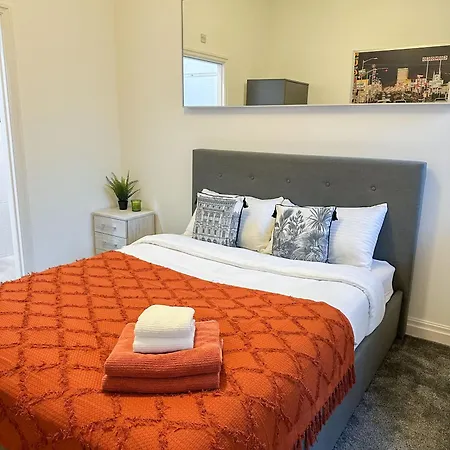 شقة Duplex 2 Bedroom Located Right By Lbu & Headingley & Ycc Arena- Ideal For Relocators- Families -professionals *