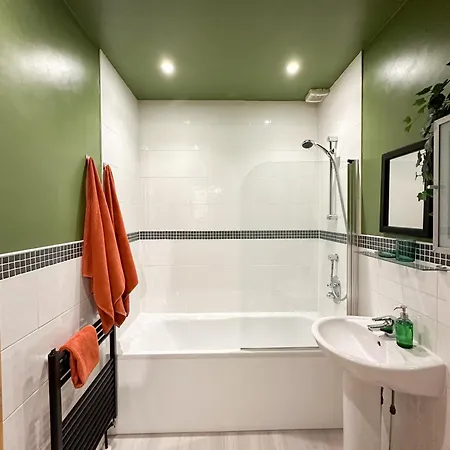 Duplex 2 Bedroom Located Right By Lbu & Headingley & Ycc Arena- Ideal For Relocators- Families -professionals شقة ليدز