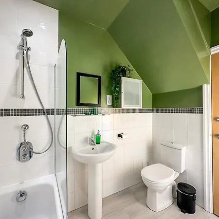 Duplex 2 Bedroom Located Right By Lbu & Headingley & Ycc Arena- Ideal For Relocators- Families -professionals ليدز