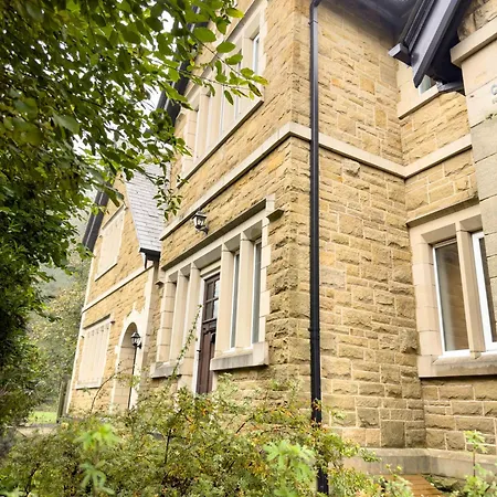 Duplex 2 Bedroom Located Right By Lbu & Headingley & Ycc Arena- Ideal For Relocators- Families -professionals شقة