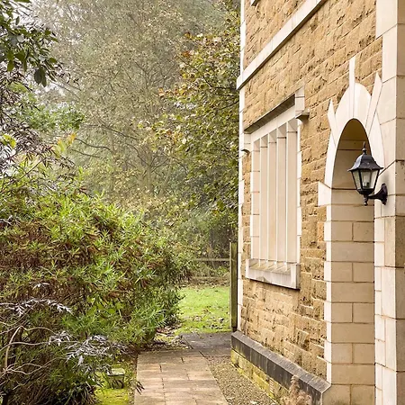 Duplex 2 Bedroom Located Right By Lbu & Headingley & Ycc Arena- Ideal For Relocators- Families -professionals ليدز