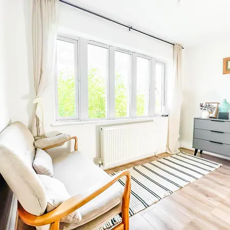 شقة Duplex 2 Bedroom Located Right By Lbu & Headingley & Ycc Arena- Ideal For Relocators- Families -professionals *