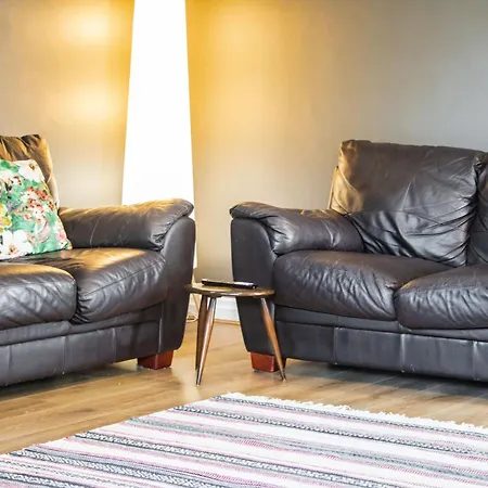 شقة Duplex 2 Bedroom Located Right By Lbu & Headingley & Ycc Arena- Ideal For Relocators- Families -professionals