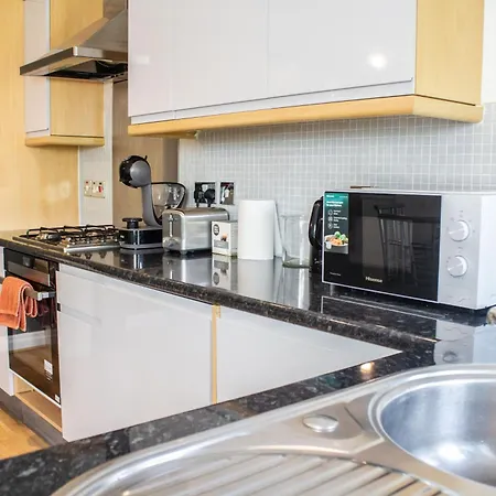 Duplex 2 Bedroom Located Right By Lbu & Headingley & Ycc Arena- Ideal For Relocators- Families -professionals شقة *