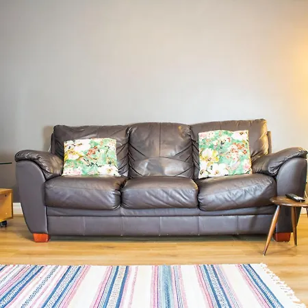 Duplex 2 Bedroom Located Right By Lbu & Headingley & Ycc Arena- Ideal For Relocators- Families -professionals شقة ليدز