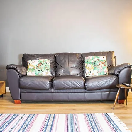 Duplex 2 Bedroom Located Right By Lbu & Headingley & Ycc Arena- Ideal For Relocators- Families -professionals * ليدز
