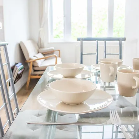 Duplex 2 Bedroom Located Right By Lbu & Headingley & Ycc Arena- Ideal For Relocators- Families -professionals