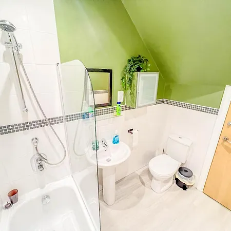 شقة Duplex 2 Bedroom Located Right By Lbu & Headingley & Ycc Arena- Ideal For Relocators- Families -professionals *
