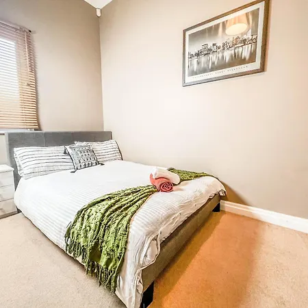 Duplex 2 Bedroom Located Right By Lbu & Headingley & Ycc Arena- Ideal For Relocators- Families -professionals شقة ليدز
