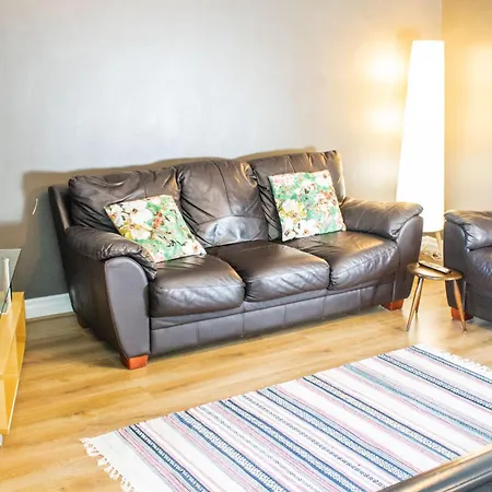 Duplex 2 Bedroom Located Right By Lbu & Headingley & Ycc Arena- Ideal For Relocators- Families -professionals * ليدز