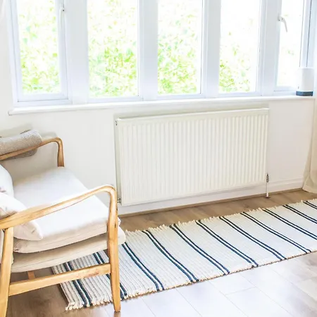Duplex 2 Bedroom Located Right By Lbu & Headingley & Ycc Arena- Ideal For Relocators- Families -professionals شقة