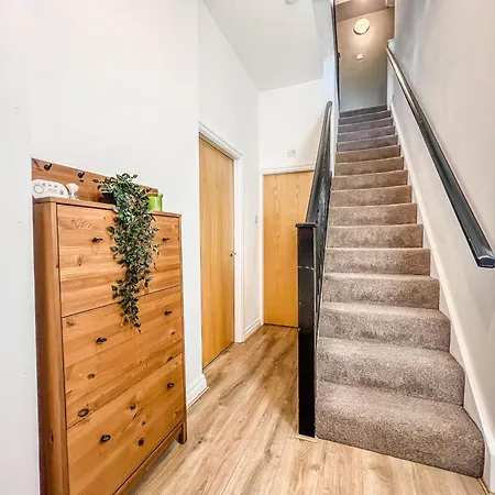 Duplex 2 Bedroom Located Right By Lbu & Headingley & Ycc Arena- Ideal For Relocators- Families -professionals شقة *