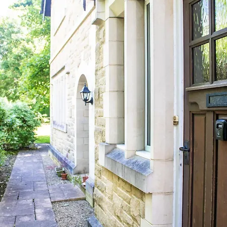 Duplex 2 Bedroom Located Right By Lbu & Headingley & Ycc Arena- Ideal For Relocators- Families -professionals ليدز