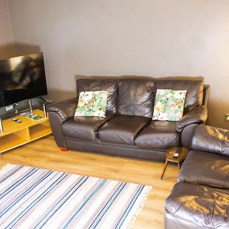 Duplex 2 Bedroom Located Right By Lbu & Headingley & Ycc Arena- Ideal For Relocators- Families -professionals * ليدز