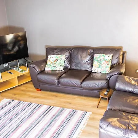 Duplex 2 Bedroom Located Right By Lbu & Headingley & Ycc Arena- Ideal For Relocators- Families -professionals