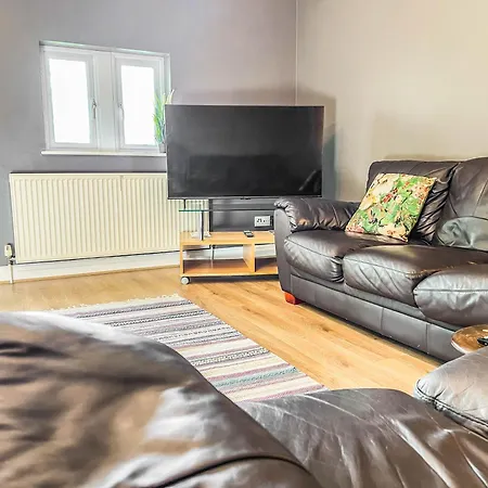 Duplex 2 Bedroom Located Right By Lbu & Headingley & Ycc Arena- Ideal For Relocators- Families -professionals شقة