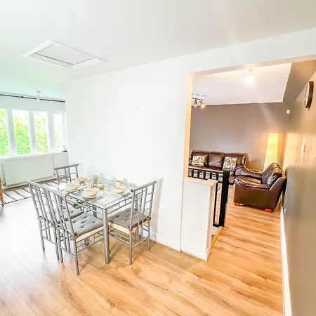 شقة Duplex 2 Bedroom Located Right By Lbu & Headingley & Ycc Arena- Ideal For Relocators- Families -professionals