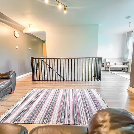 شقة Duplex 2 Bedroom Located Right By Lbu & Headingley & Ycc Arena- Ideal For Relocators- Families -professionals *