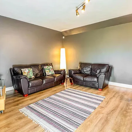 Duplex 2 Bedroom Located Right By Lbu & Headingley & Ycc Arena- Ideal For Relocators- Families -professionals شقة ليدز
