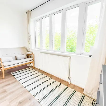 Duplex 2 Bedroom Located Right By Lbu & Headingley & Ycc Arena- Ideal For Relocators- Families -professionals *