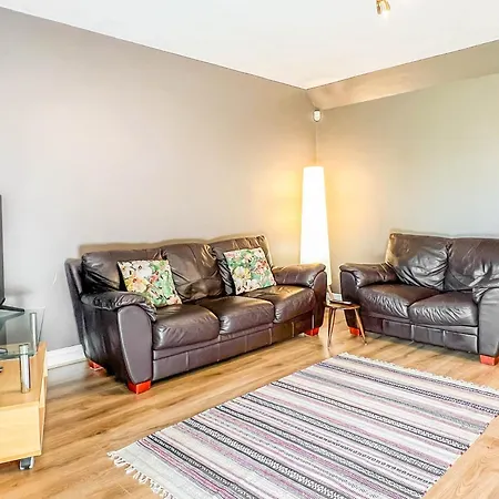 Duplex 2 Bedroom Located Right By Lbu & Headingley & Ycc Arena- Ideal For Relocators- Families -professionals ليدز