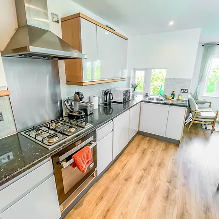 Duplex 2 Bedroom Located Right By Lbu & Headingley & Ycc Arena- Ideal For Relocators- Families -professionals * ليدز
