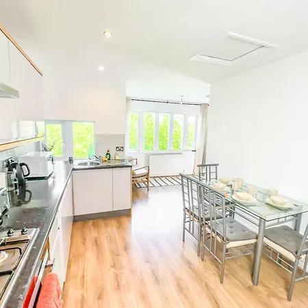 Duplex 2 Bedroom Located Right By Lbu & Headingley & Ycc Arena- Ideal For Relocators- Families -professionals