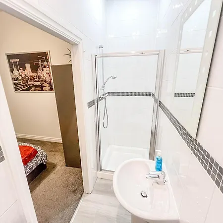 شقة Duplex 2 Bedroom Located Right By Lbu & Headingley & Ycc Arena- Ideal For Relocators- Families -professionals