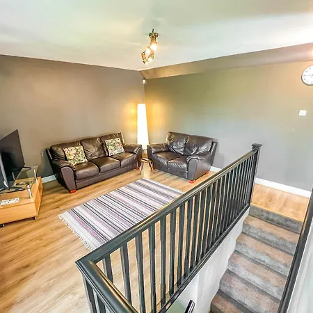 شقة Duplex 2 Bedroom Located Right By Lbu & Headingley & Ycc Arena- Ideal For Relocators- Families -professionals *