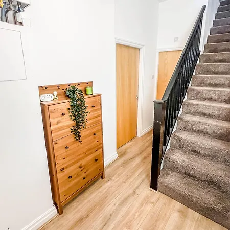 Duplex 2 Bedroom Located Right By Lbu & Headingley & Ycc Arena- Ideal For Relocators- Families -professionals شقة ليدز