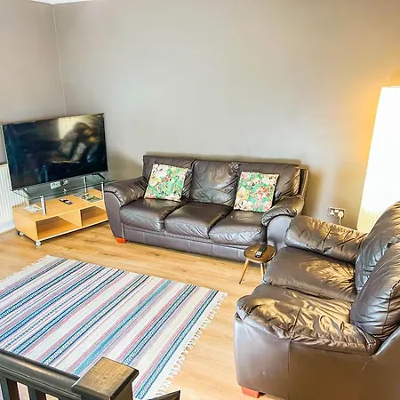 شقة Duplex 2 Bedroom Located Right By Lbu & Headingley & Ycc Arena- Ideal For Relocators- Families -professionals ليدز