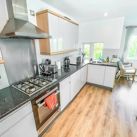 Duplex 2 Bedroom Located Right By Lbu & Headingley & Ycc Arena- Ideal For Relocators- Families -professionals *
