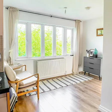 شقة Duplex 2 Bedroom Located Right By Lbu & Headingley & Ycc Arena- Ideal For Relocators- Families -professionals *