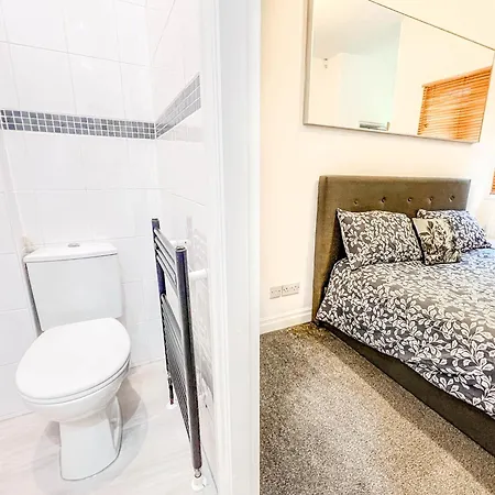 Duplex 2 Bedroom Located Right By Lbu & Headingley & Ycc Arena- Ideal For Relocators- Families -professionals * ليدز